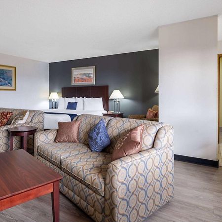Travelodge By Wyndham Merrill Exteriér fotografie
