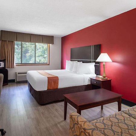 Travelodge By Wyndham Merrill Exteriér fotografie