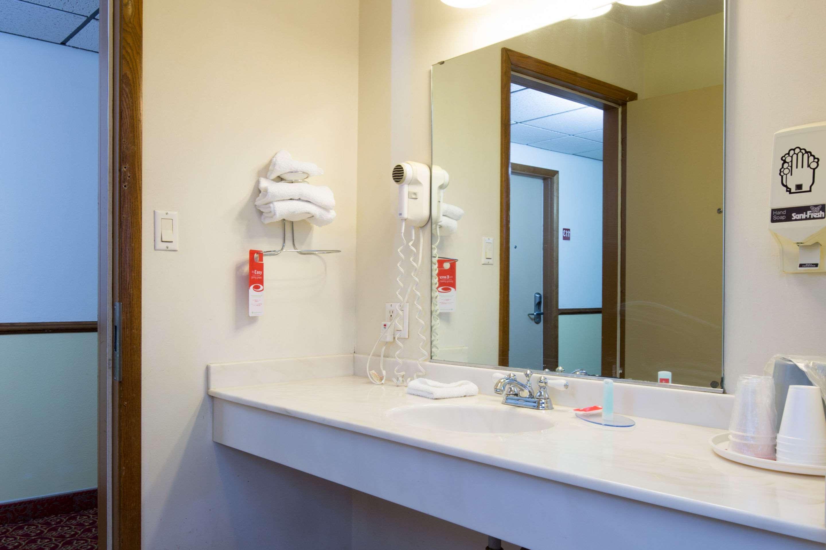 Travelodge By Wyndham Merrill Exteriér fotografie