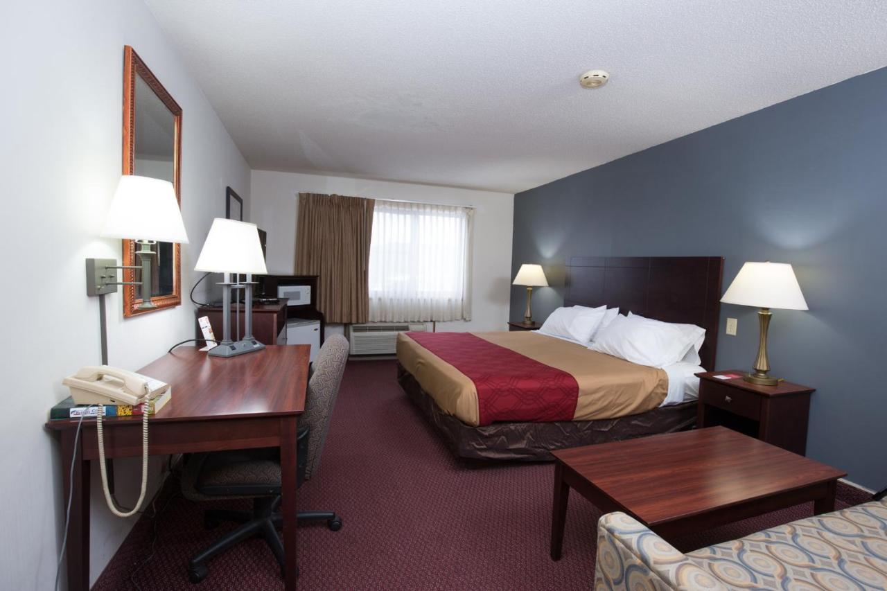 Travelodge By Wyndham Merrill Exteriér fotografie