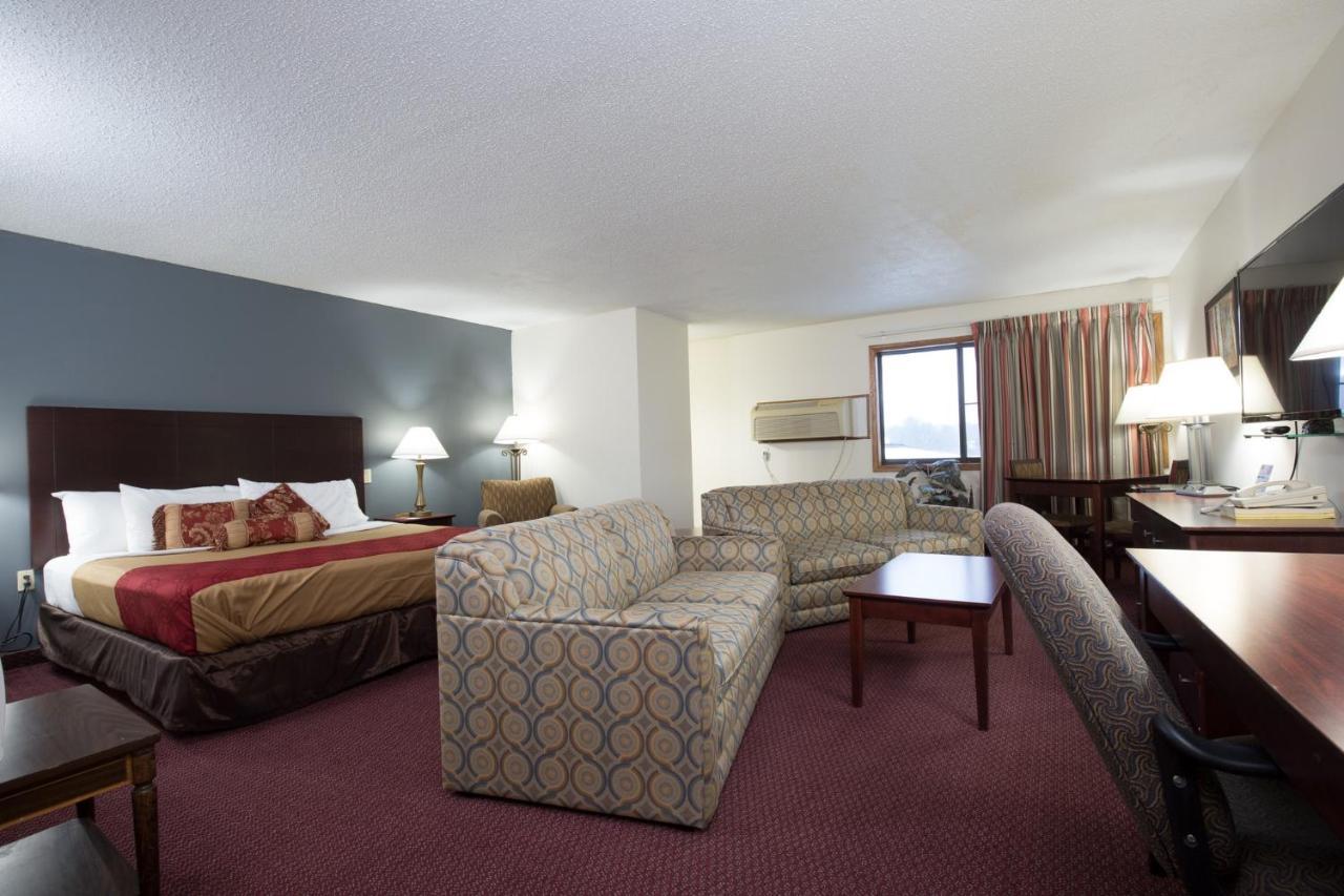 Travelodge By Wyndham Merrill Exteriér fotografie