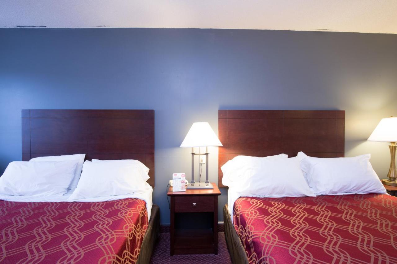 Travelodge By Wyndham Merrill Exteriér fotografie