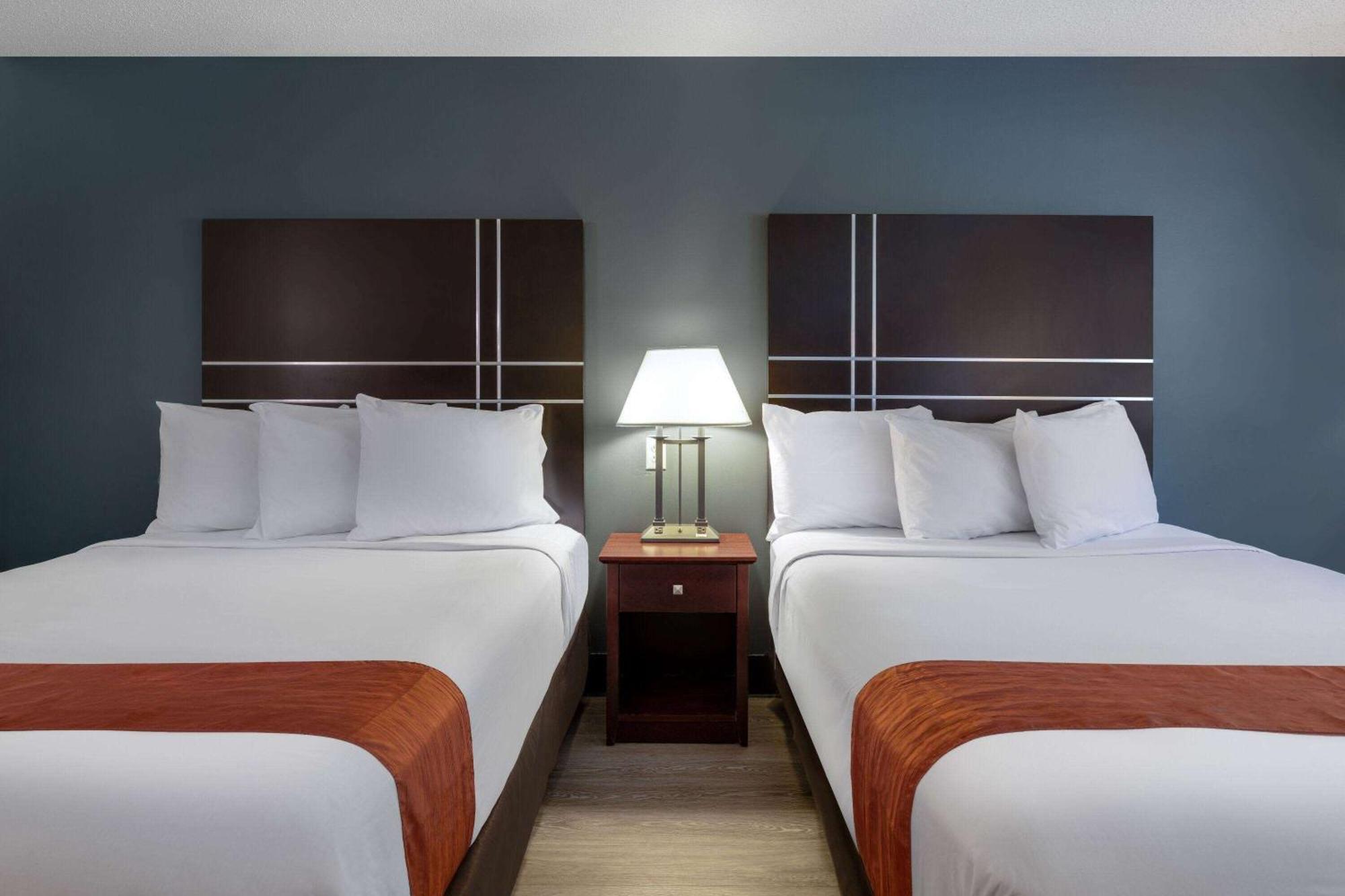 Travelodge By Wyndham Merrill Exteriér fotografie