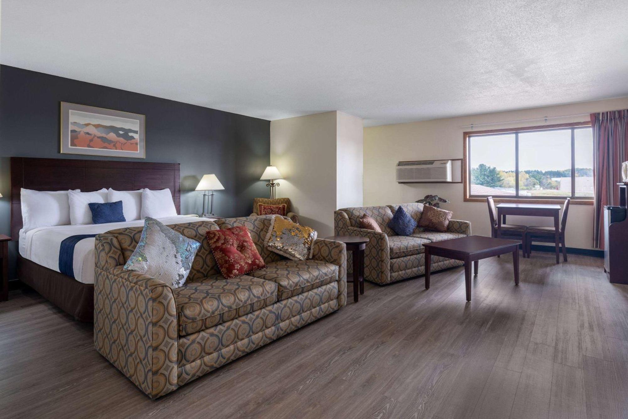 Travelodge By Wyndham Merrill Exteriér fotografie