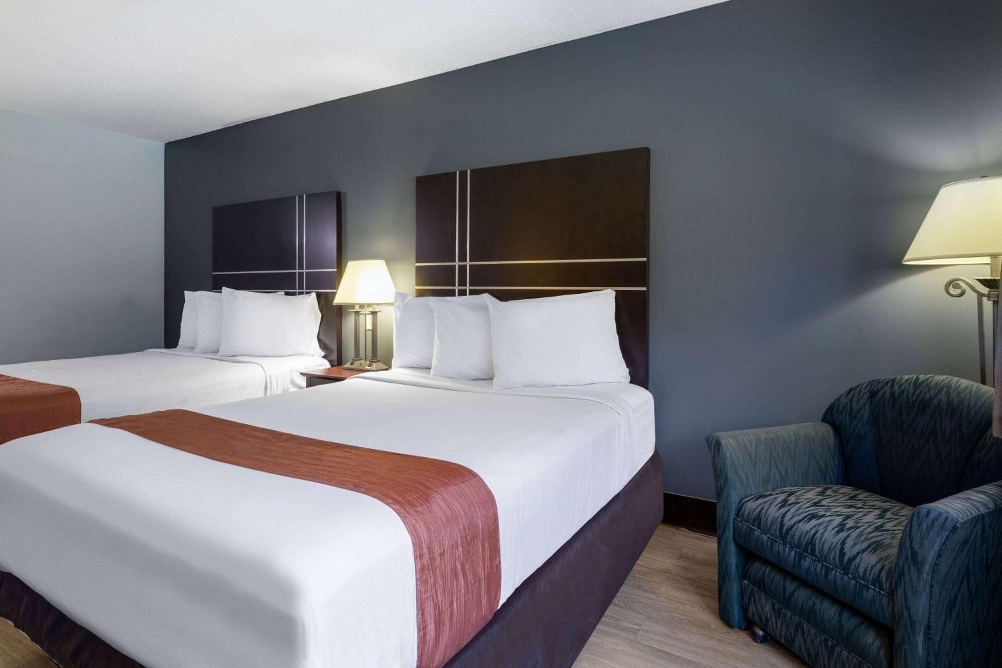 Travelodge By Wyndham Merrill Exteriér fotografie