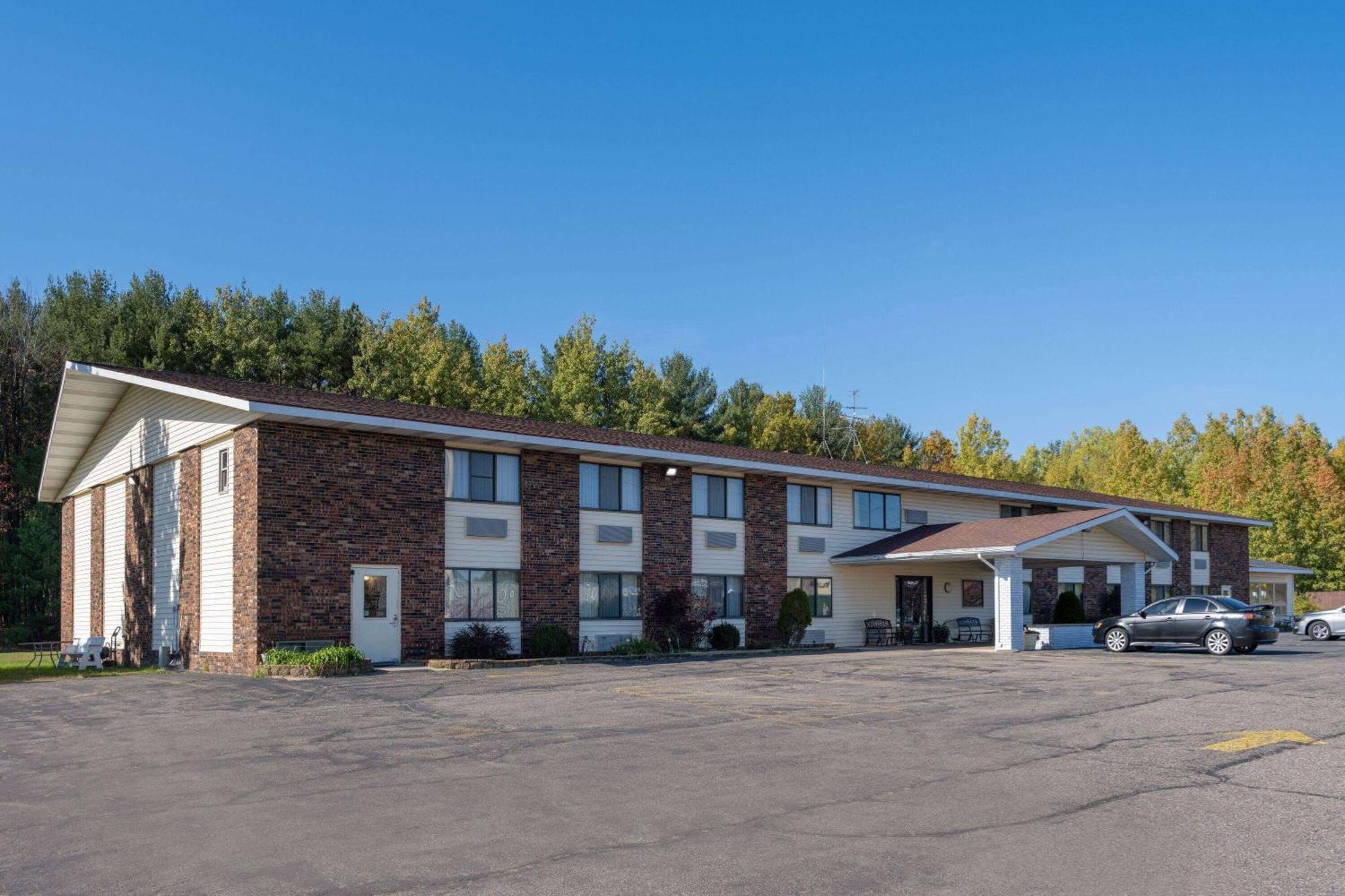 Travelodge By Wyndham Merrill Exteriér fotografie