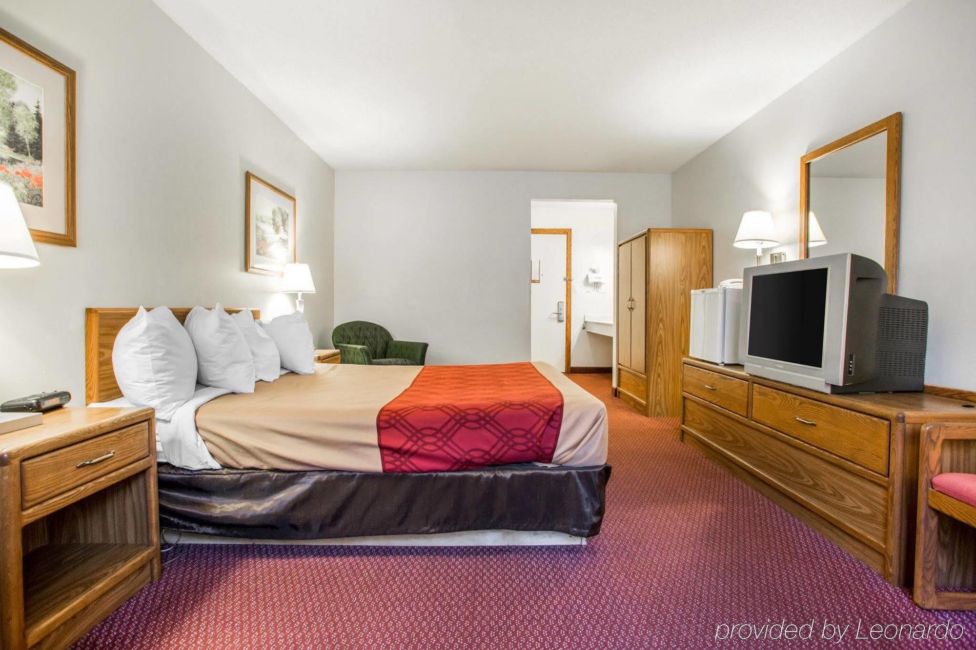 Travelodge By Wyndham Merrill Exteriér fotografie
