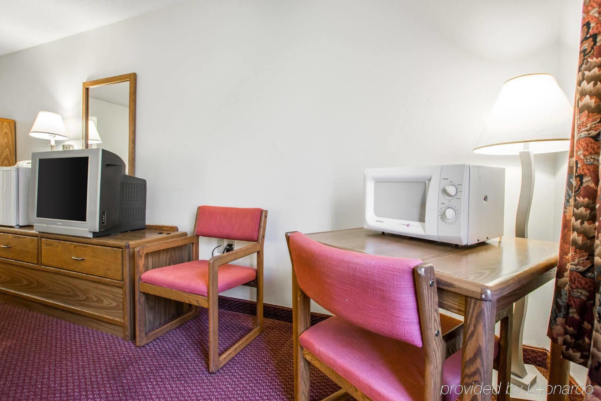 Travelodge By Wyndham Merrill Exteriér fotografie