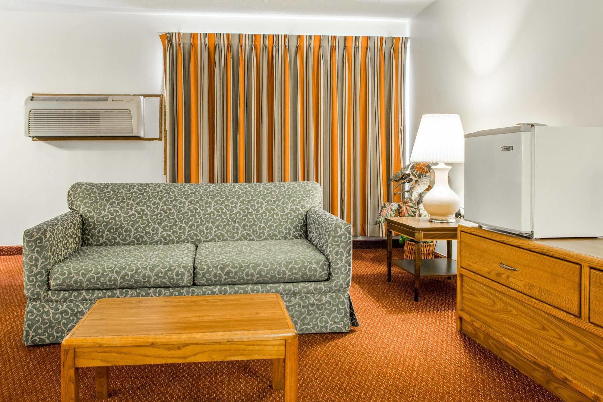 Travelodge By Wyndham Merrill Exteriér fotografie