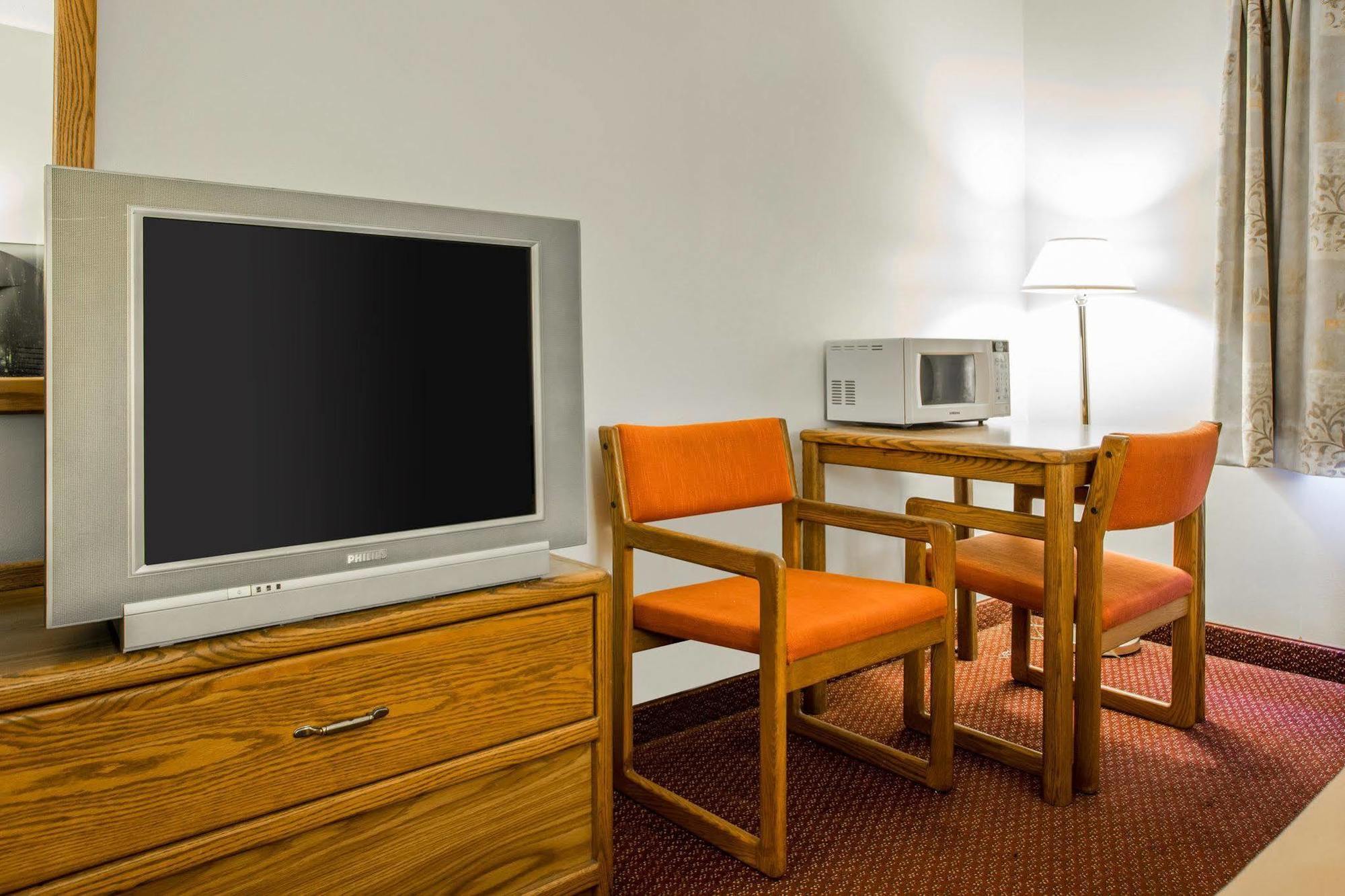 Travelodge By Wyndham Merrill Exteriér fotografie
