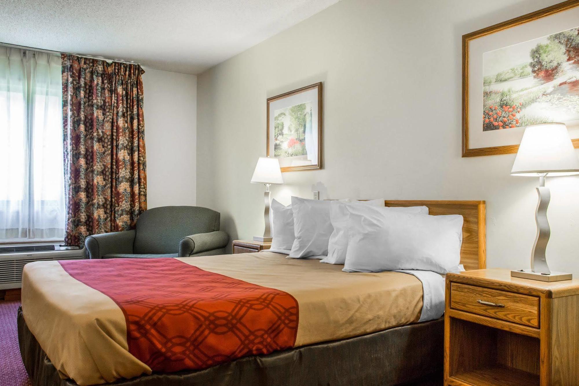 Travelodge By Wyndham Merrill Exteriér fotografie